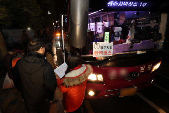 9일 오전 광주광역시 서구 치평동 시청사 앞에서 시민이 '탄핵버스'에 오르고 있다. 광주시민 113명은 이날 국회의 박근혜 대통령 탄핵 가결을 촉구하기 위해 버스에 몸을 싣고 서울로 떠났다.